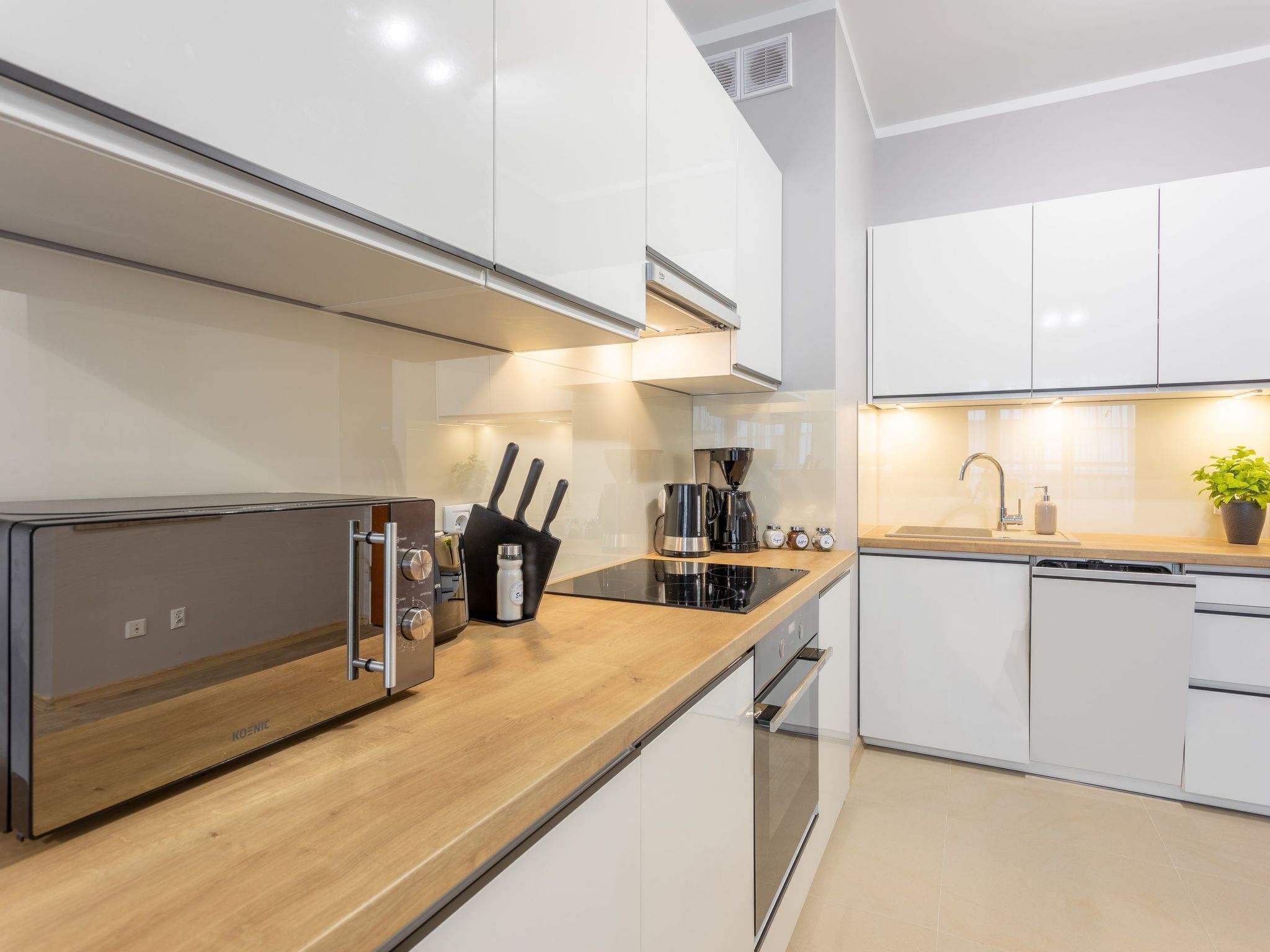 Kühlschrank, Mikrowelle, Ofen, Geschirrspüler