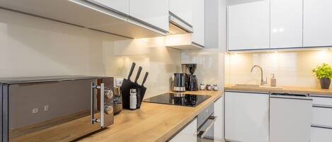 Een koelkast, een magnetron, een oven, een vaatwasser