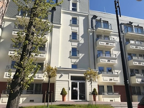 A multi-story residential building with balconies, a gated entrance, and a well-maintained lawn. - Elegante Ferienwohnung Dune 734 by Interhome (Swinoujscie)