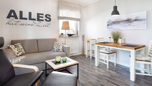 Una sala de estar moderna con un sofá, una mesa de centro y un comedor.