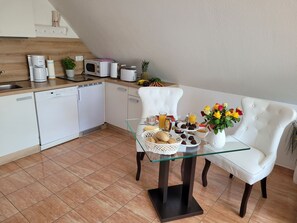 Kühlschrank, Mikrowelle, Geschirrspüler, Kochgeschirr/Geschirr/Besteck