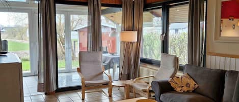 Una televisión, una chimenea