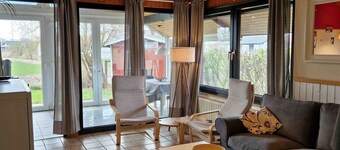 L21 Ferienhaus mit Wintergarten und Holzterrasse by Interhome