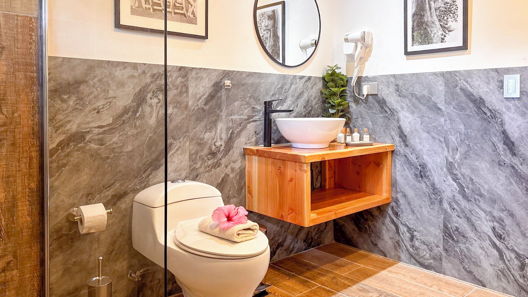 Pengering rambut, tuala disediakan 