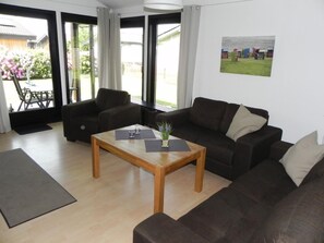 TV - Freistehendes Ferienhaus in 2.Reihe am See by Interhome (Burhave)