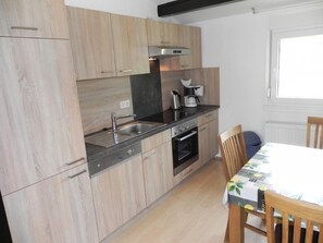 Fridge, microwave, oven, dishwasher - Freistehendes Ferienhaus in 2.Reihe am See by Interhome (Burhave)