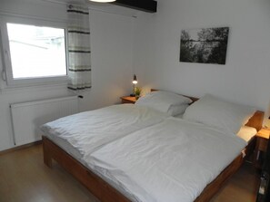 Room - Freistehendes Ferienhaus in 2.Reihe am See by Interhome (Burhave)