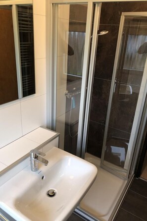 Bathroom - Freistehendes Ferienhaus in 2.Reihe am See by Interhome (Burhave)
