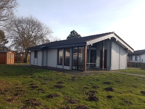 Exterior - Freistehendes Ferienhaus in 2.Reihe am See by Interhome (Burhave)