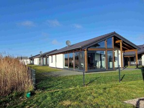 Exterior - G28 Eingezäuntes Ferienhaus mit Infrarotkabine by Interhome (Burhave)