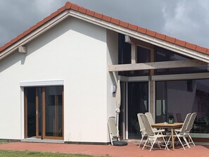 Outdoor dining - G9 eingezäuntes Haus in Randlage mit Weitblick by Interhome (Burhave)