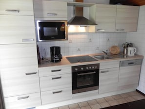 Een koelkast, een magnetron, een oven, een vaatwasser