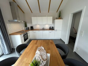 Kühlschrank, Mikrowelle, Ofen, Geschirrspüler