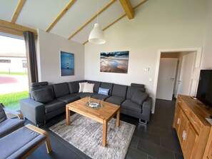 TV - N4 Haus in Nordseenähe mit Terrasse und Garten by Interhome (Burhave)