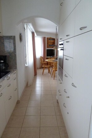 Fridge, oven, dishwasher, cookware/dishes/utensils - Chesa Champagna by Interhome (Samedan)