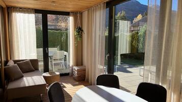 Fernseher, Kamin, DVD-Player