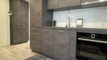 Fridge, oven, dishwasher, cookware/dishes/utensils