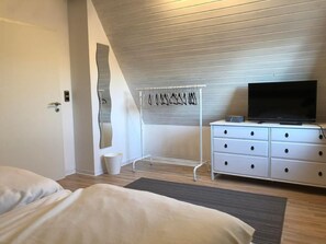 Internet - E3 Haus mit Wintergarten, Kamin und Deichblick by Interhome (Burhave)