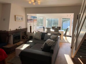 TV, fireplace - E3 Haus mit Wintergarten, Kamin und Deichblick by Interhome (Burhave)