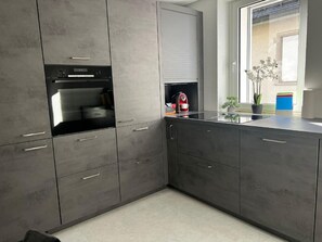 Kühlschrank, Mikrowelle, Ofen, Geschirrspüler