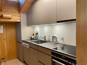 ثلاجة، فرن، غسالة أطباق، مستلزمات طهي/أطباق/أوعية