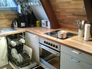 Een koelkast, een microgolfoven, een oven, een vaatwasser