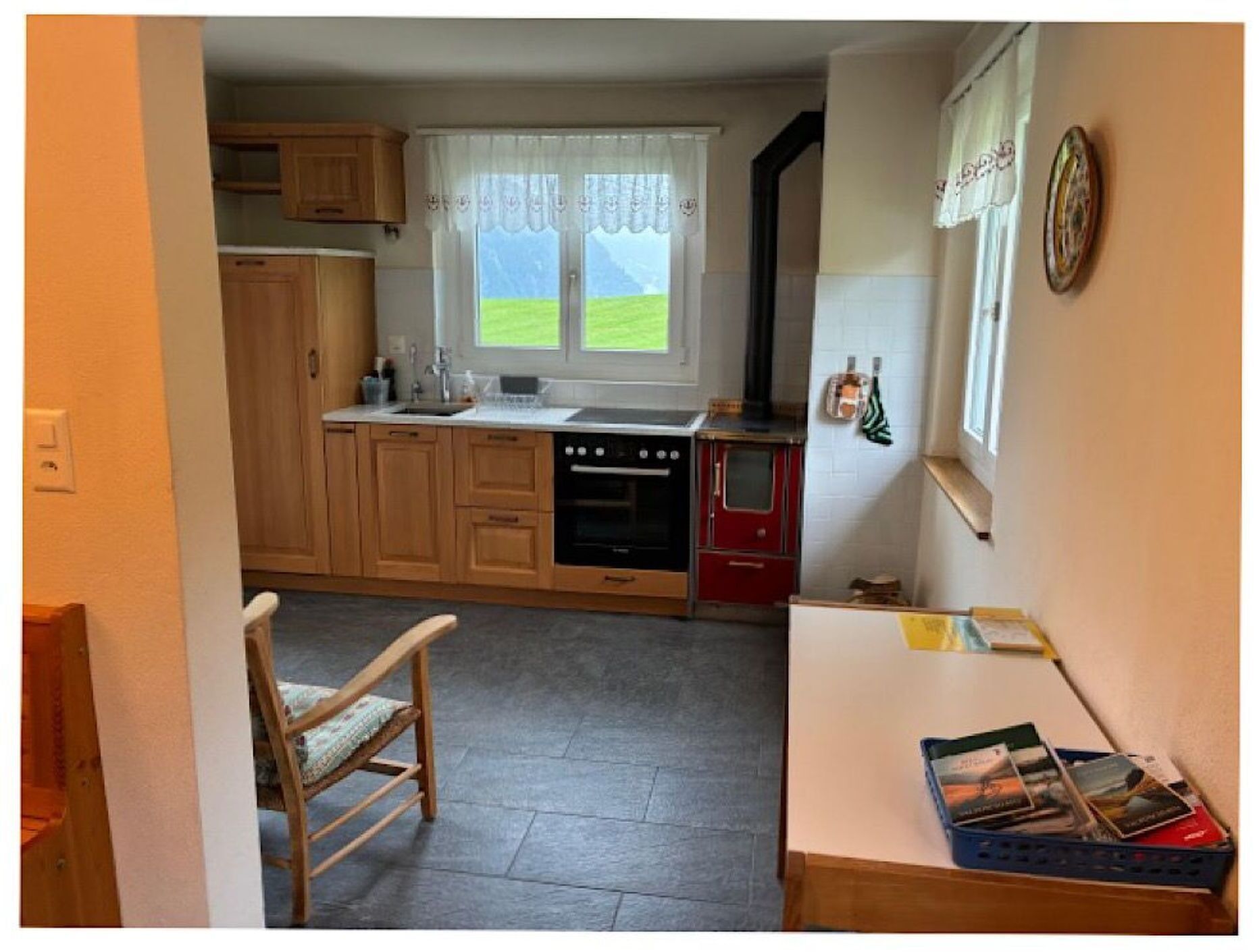 Réfrigérateur, four, batterie de cuisine, vaisselle et ustensiles