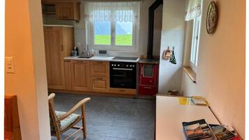 Réfrigérateur, four, batterie de cuisine, vaisselle et ustensiles