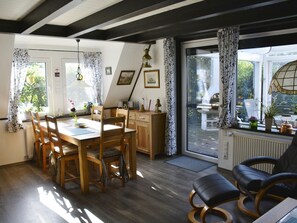 Dining - Nurdachhaus Klabautermann mit Terrasse und Garten by Interhome (Burhave)