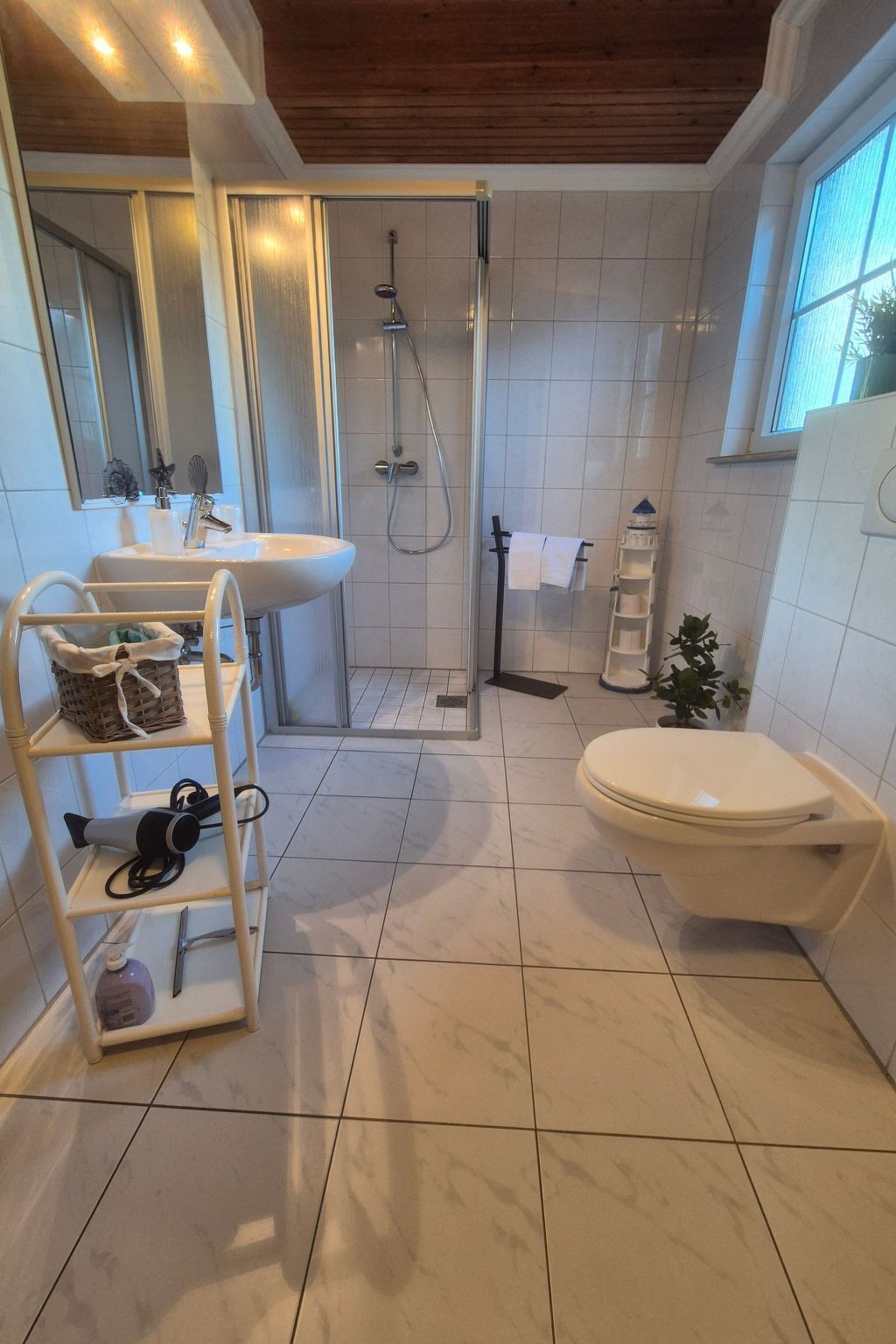 Ein modernes Badezimmer mit Dusche, Toilette und Waschbecken.