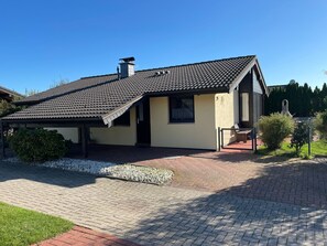 Exterior - Nettes Ferienhaus in Großwürden mit Garten by Interhome (Burhave)