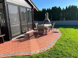 Outdoor dining - Nettes Ferienhaus in Großwürden mit Garten by Interhome (Burhave)