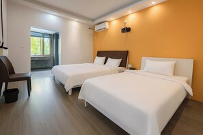 시그니처 트윈룸 | 고급 침구, 각각 다른 스타일의 인테리어, 각각 다르게 가구 비치, 책상