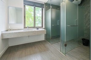 Comfort-dobbeltværelse | Badeværelse | Bruser, brusehoved med spredningseffekt, gratis toiletartikler