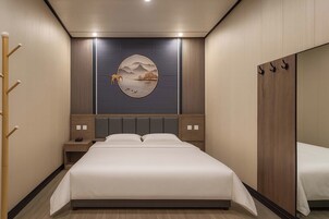 舒适双人房 | 高档床上用品、特色装修、特色家居、办公桌