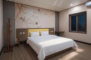 舒适双人房 | 高档床上用品、特色装修、特色家居、办公桌