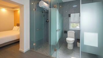 Chambre Double Romantique | Salle de bain | Douche, douche à « effet pluie », articles de toilette gratuits