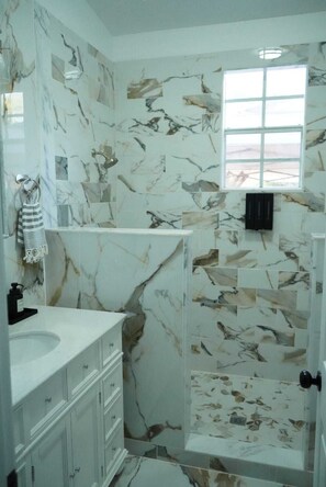 Haartrockner, Handtücher, Seife, Shampoo