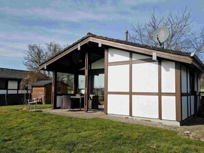 Exterior - Haus F 21, Randlage mit Wiesenweitblick eingezäu by Interhome (Burhave)