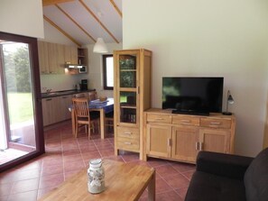 TV - E18 Ferienhaus mit Garten und Terrasse by Interhome (Burhave)
