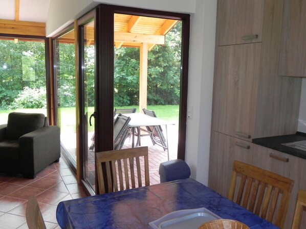 Dining - E18 Ferienhaus mit Garten und Terrasse by Interhome (Burhave)