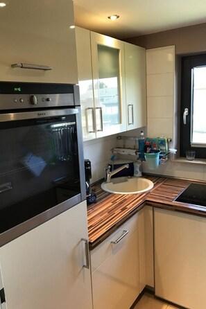 Fridge, oven, dishwasher, cookware/dishes/utensils - E13 Ferienhaus mit Garten, Terrasse und Deichbli by Interhome (Burhave)