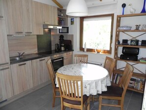 Fridge, microwave, oven, dishwasher - E19 Haus mit Wintergarten, Terrasse und Garten by Interhome (Burhave)