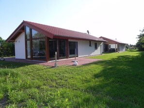 Exterior - E19 Haus mit Wintergarten, Terrasse und Garten by Interhome (Burhave)