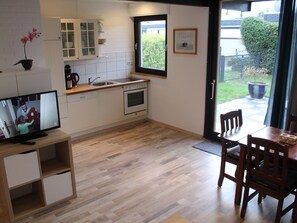 Fridge, oven, dishwasher, cookware/dishes/utensils - Schönes Ferienhaus in Tossens mit Schönem Garten by Interhome (Burhave)