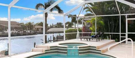 Een verwarmd zwembad