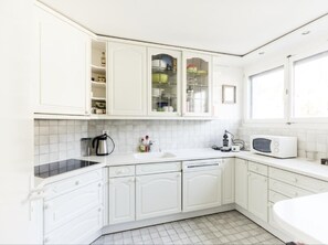 Kühlschrank, Mikrowelle, Ofen, Geschirrspüler