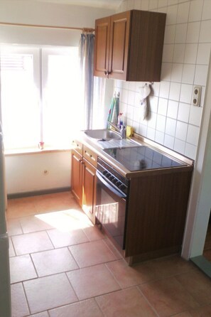 Kühlschrank, Mikrowelle, Ofen, Kochgeschirr/Geschirr/Besteck