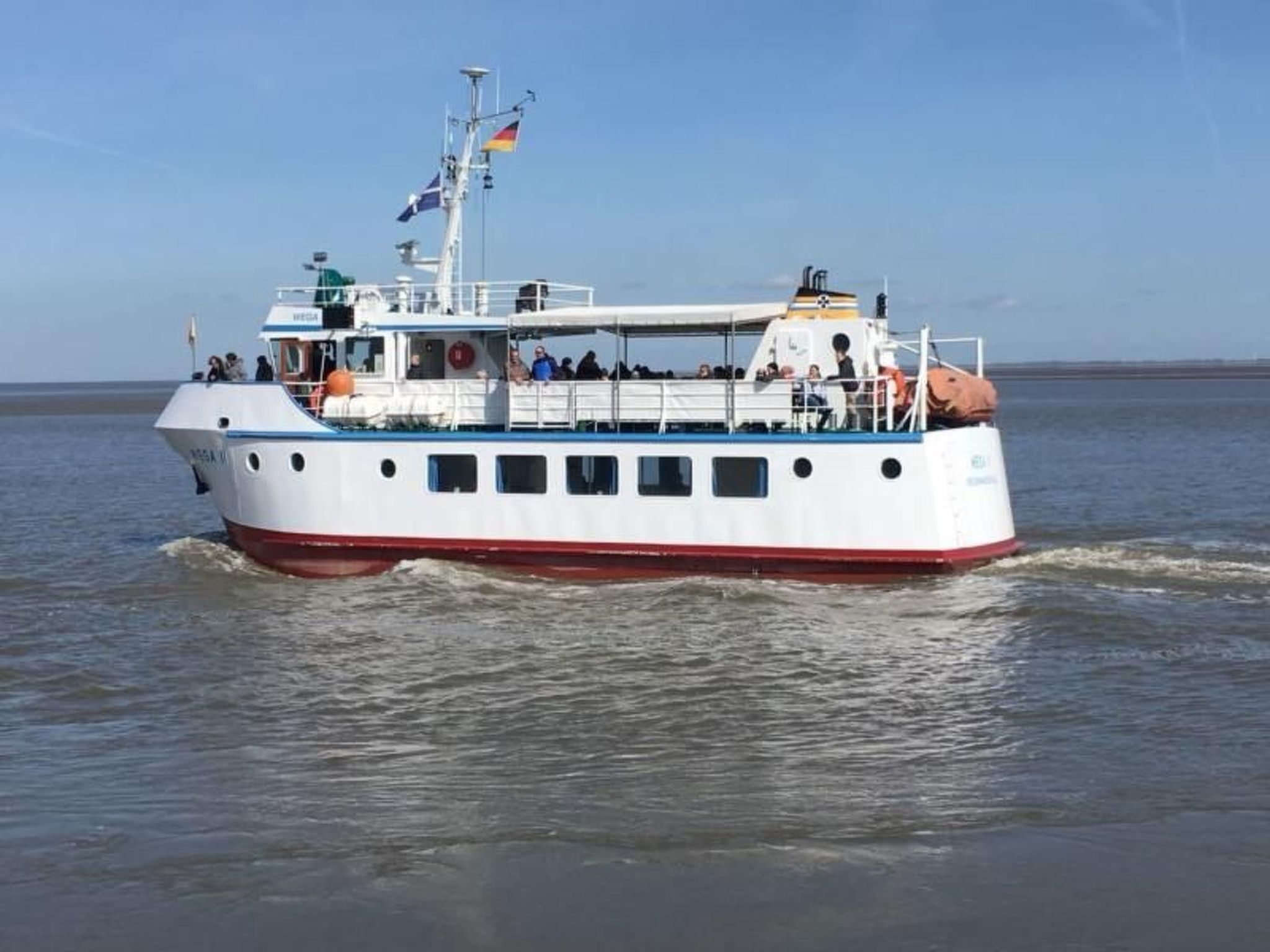 Um ferry com vários andares e passageiros.