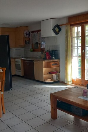 冷蔵庫、オーブン、食器洗い機、調理器具と食器